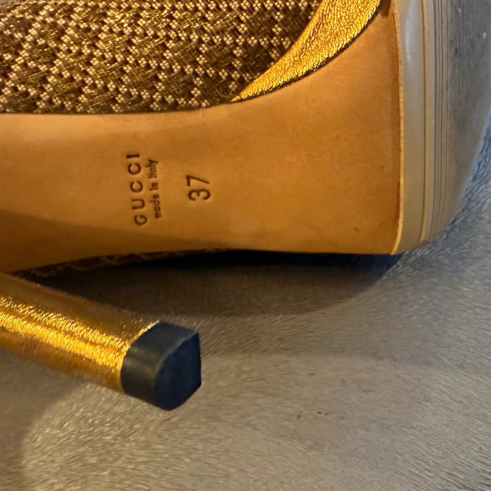 Gucci Brown Patterned Peep-Toe Heels with Gold Horsebit. Size 37 - Picture 9 of 12